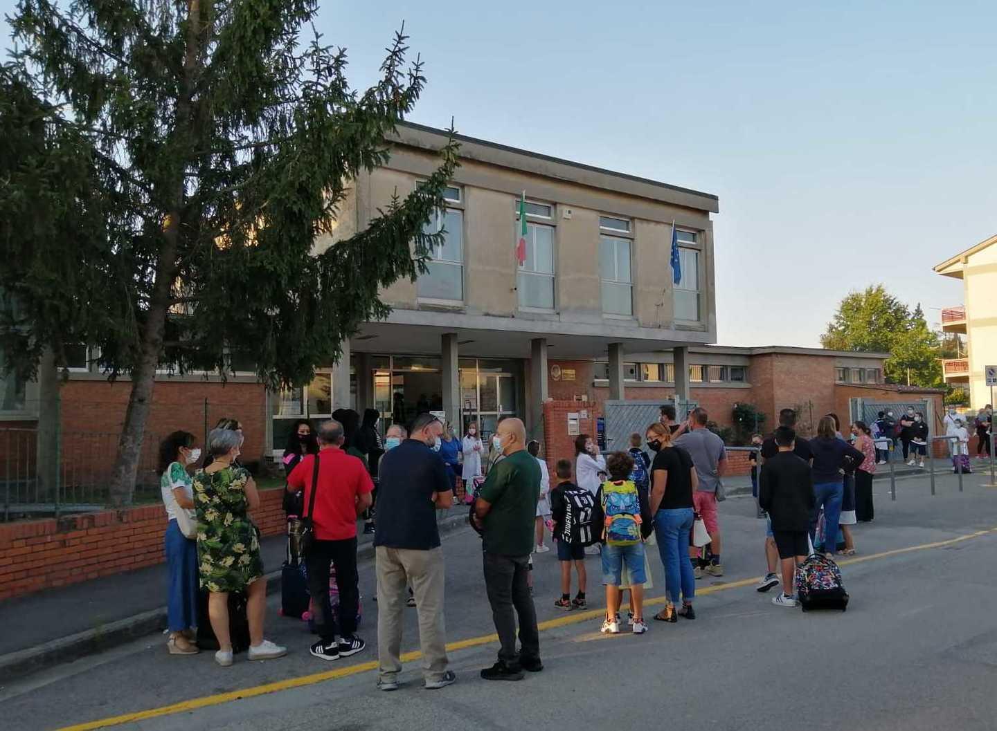 Fischi e cori cancellano la prima campanella È sciopero alla primaria 