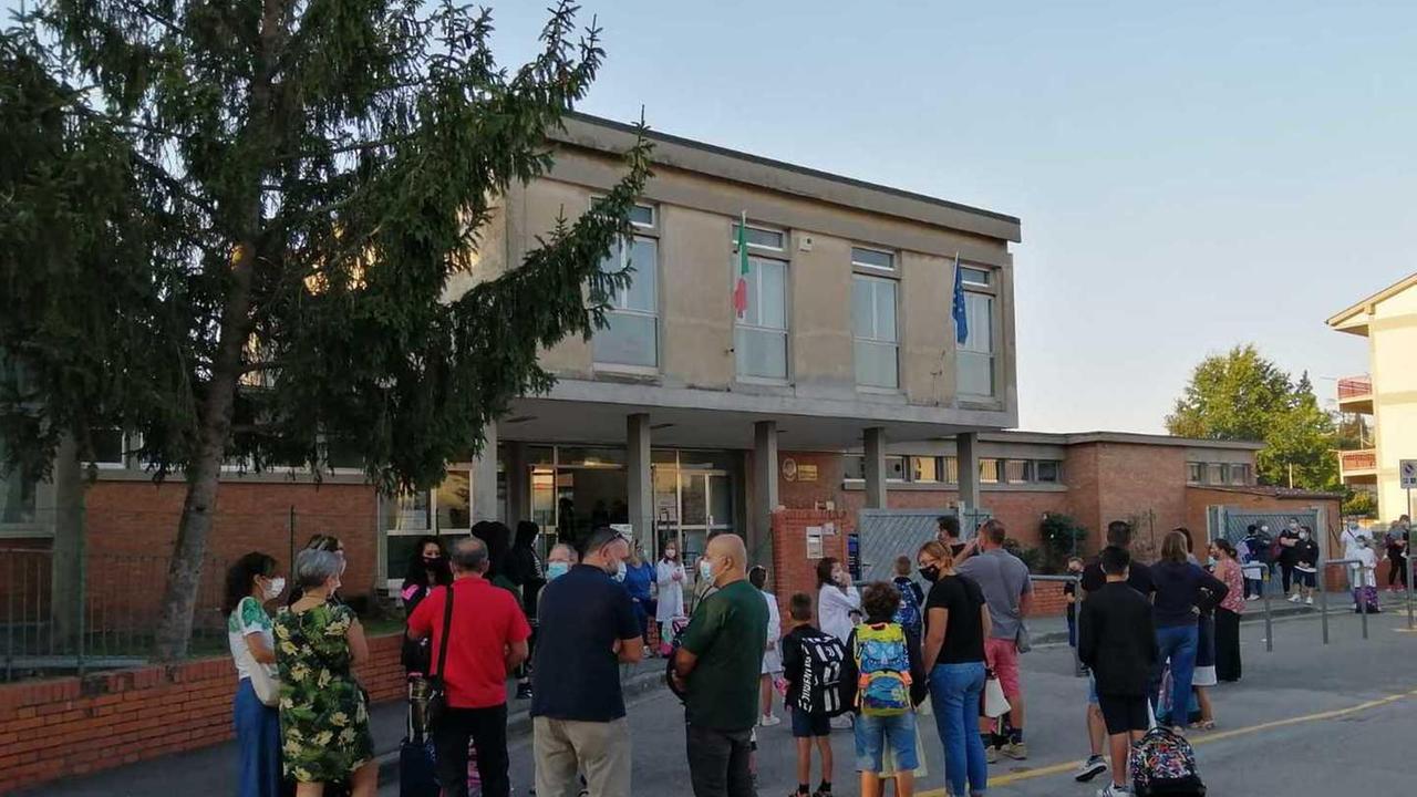 Fischi e cori cancellano la prima campanella È sciopero alla primaria