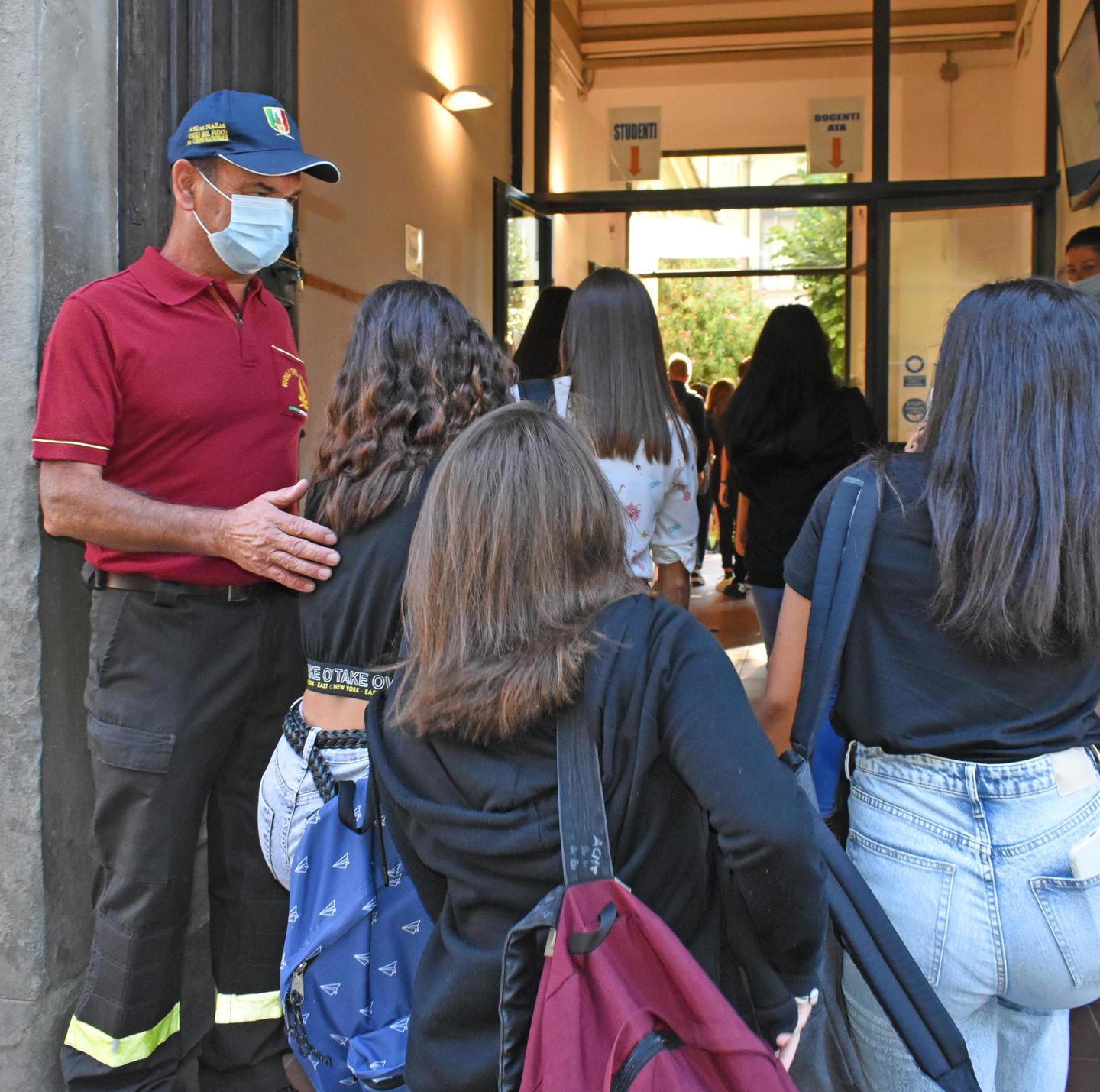 Mascherine, ogni scuola in ordine sparso C’è chi le distribuisce soltanto ai docenti 
