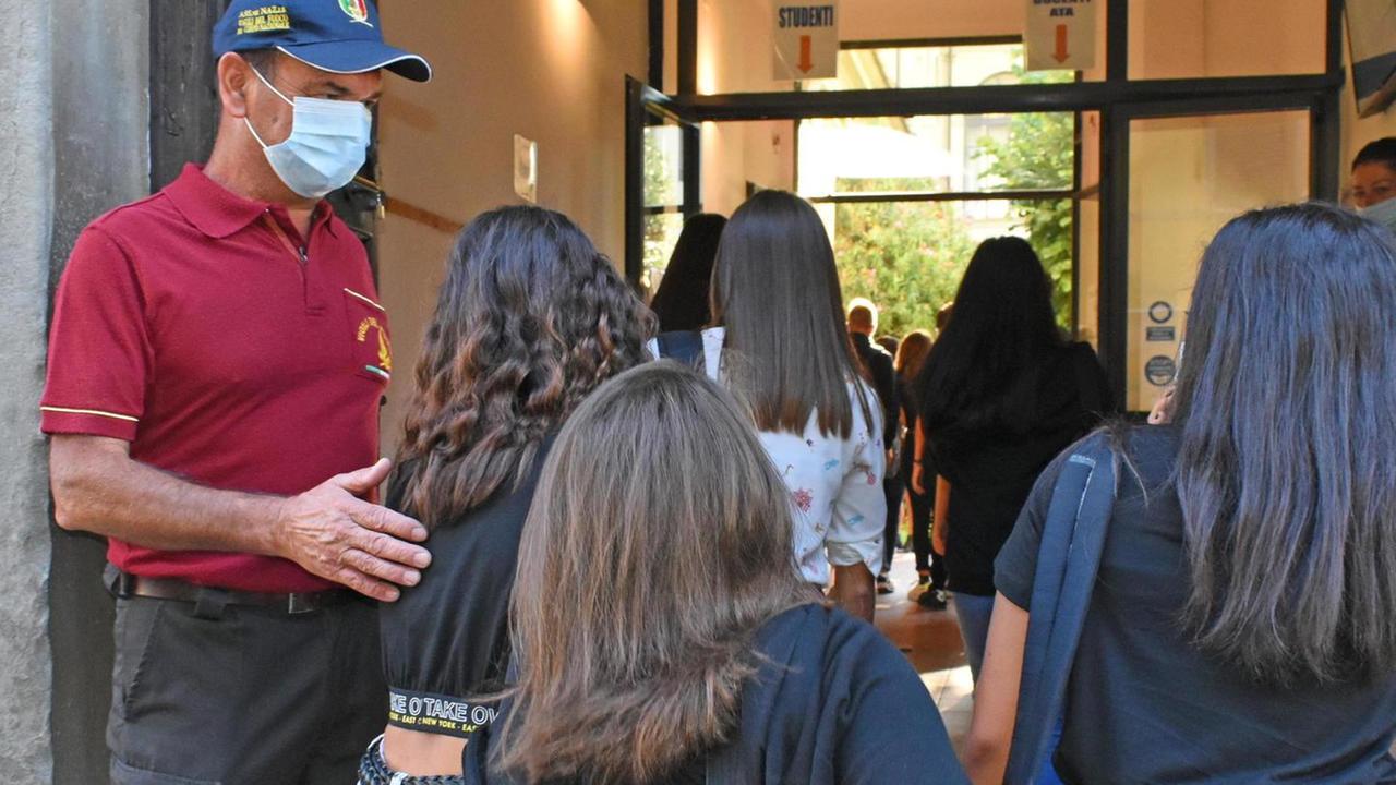 Mascherine, ogni scuola in ordine sparso C’è chi le distribuisce soltanto ai docenti