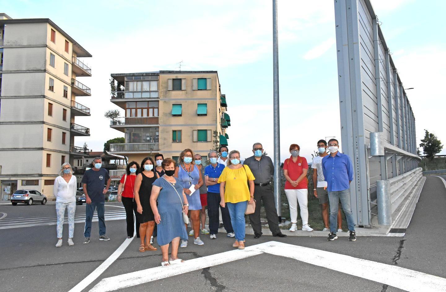 «Le barriere ci soffocano» Flash mob dei cittadini