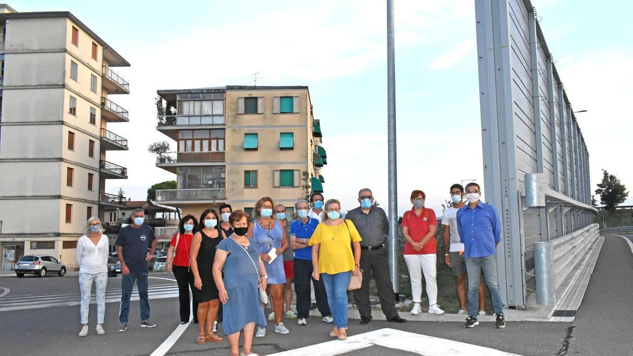 «Le barriere ci soffocano» Flash mob dei cittadini