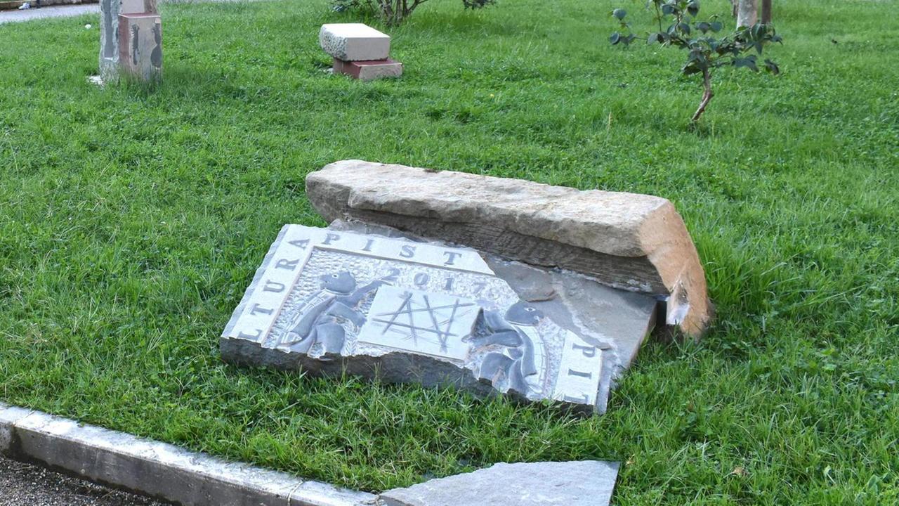 Danneggiate le sculture