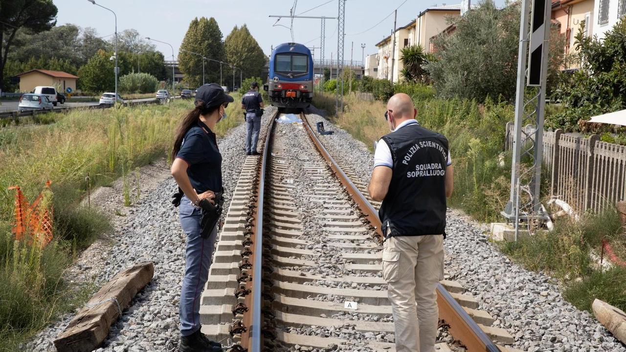 Si fa travolgere da un treno vicino a un passaggio a livello