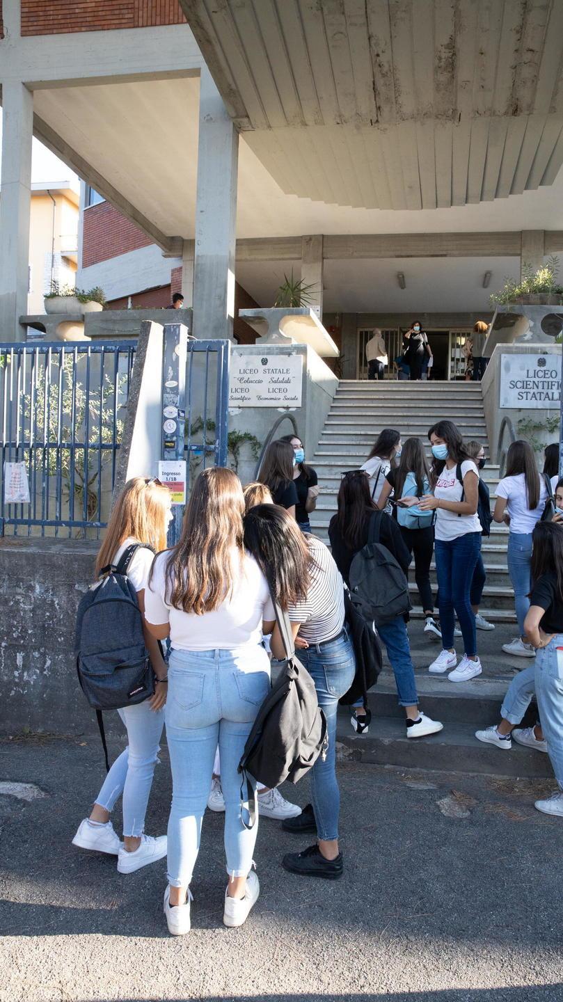 Il ritorno sui banchi tra mascherine, gel igienizzante e ingressi scaglionati 