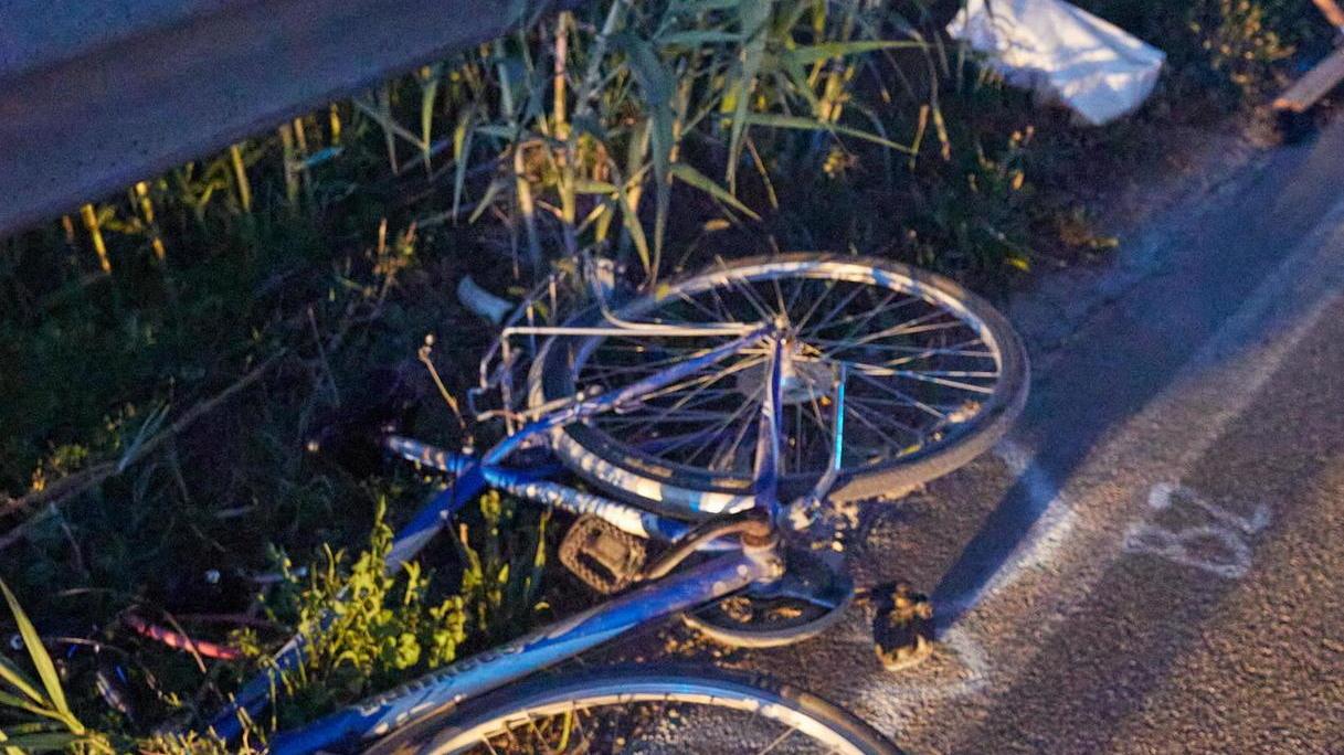 Grave un anziano dopo lo scontro tra auto e bici