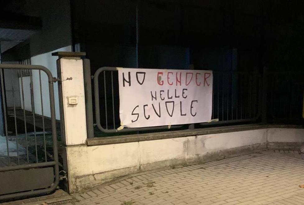 Striscioni “no gender” a scuola «Vigliacco e orrendo affronto» 