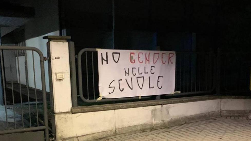 Striscioni “no gender” a scuola «Vigliacco e orrendo affronto»
