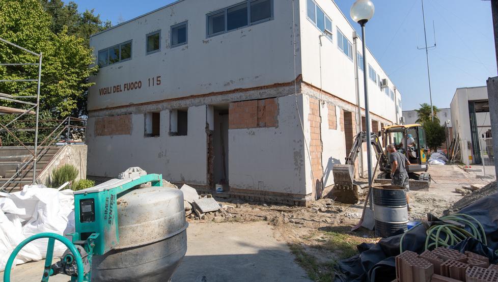 La caserma è un cantiere I vigili del fuoco nei container 