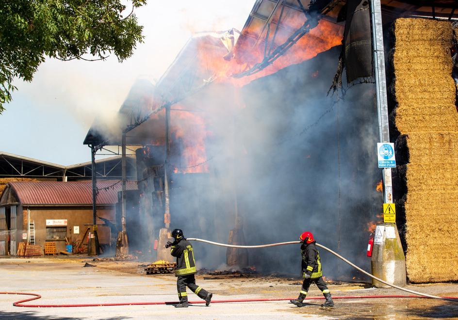 Incendio di paglia all’azienda Punto Verde Ingenti i danni