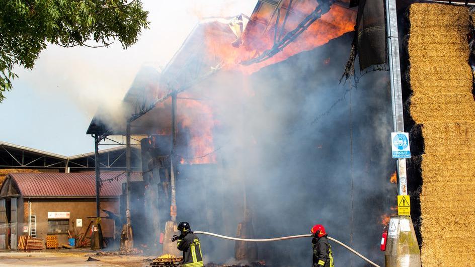 Incendio di paglia all’azienda Punto Verde Ingenti i danni