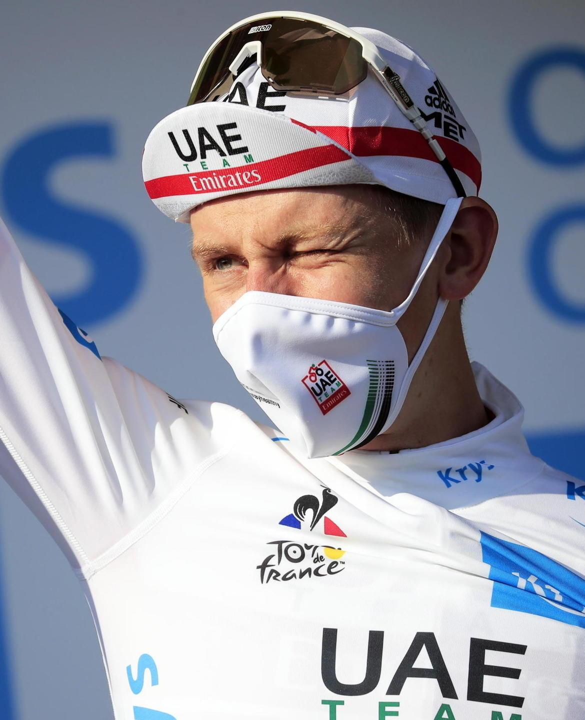 Pogacar vola, Bernal prende 7’