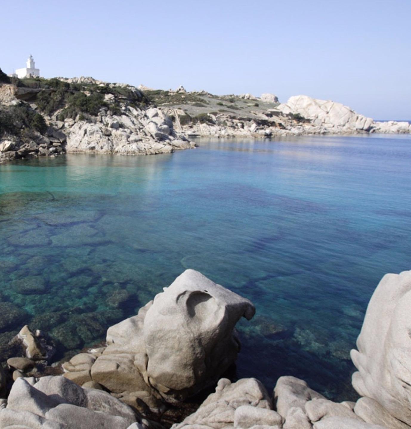 Dopo 30 e 50 anni riportano al Parco la sabbia di Budelli