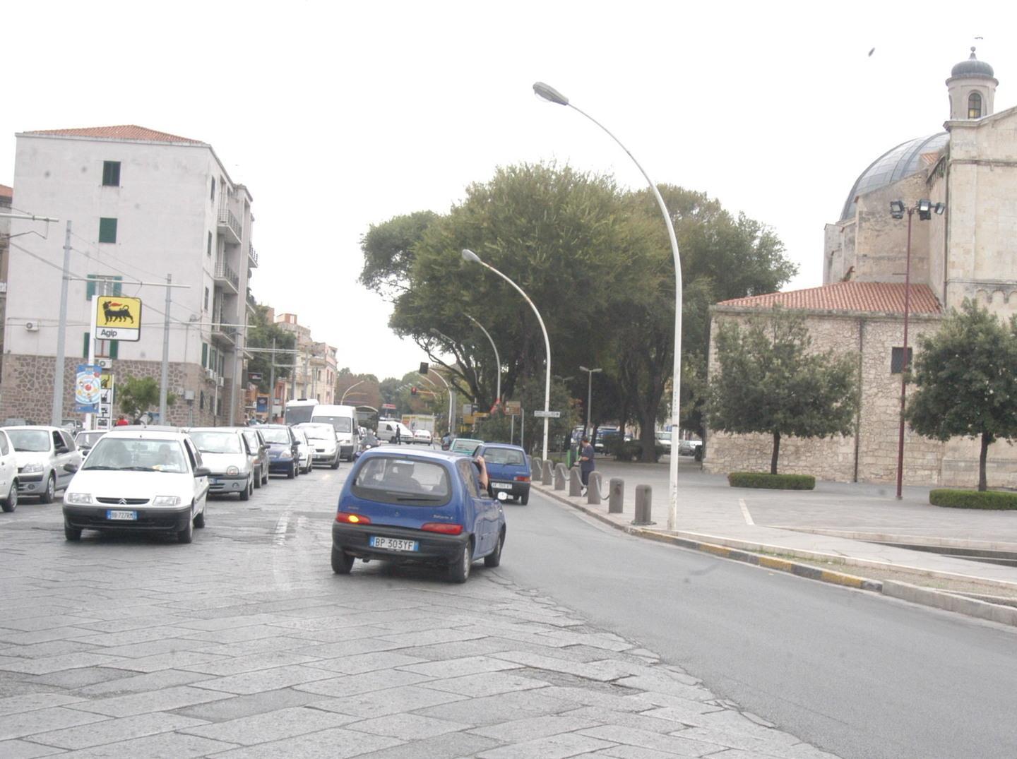 Strisce luminose e semafori a pulsante nelle vie 