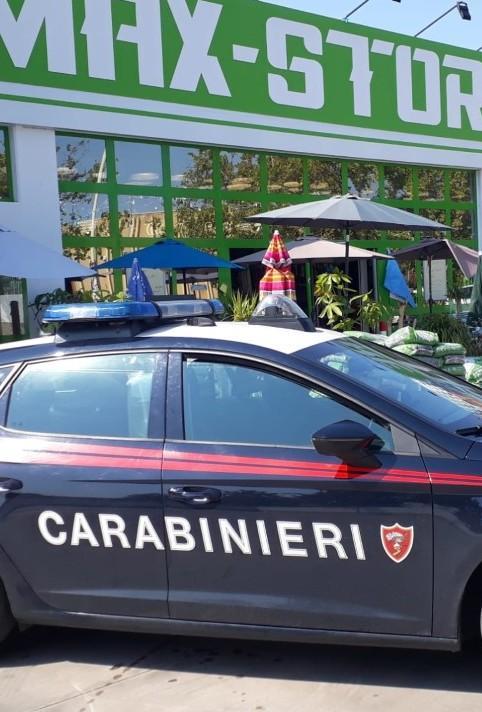 Bloccati dai carabinieri dopo un furto di deodoranti 