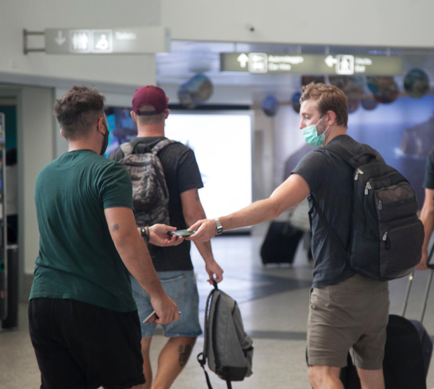 Alghero, arrivi e incertezza ma si sbarca senza formalità 