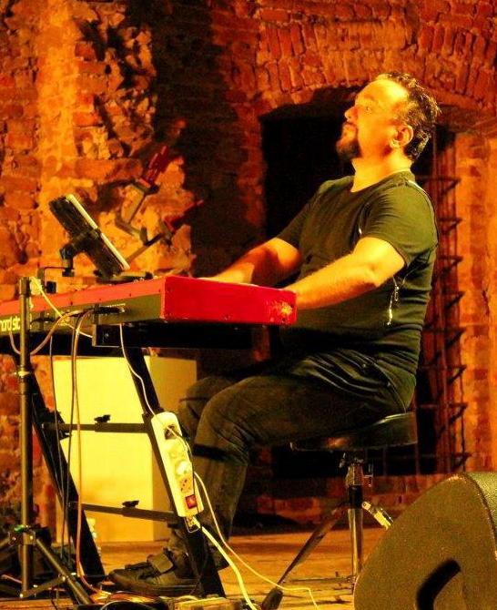 Due secchiate giù dalla finestra mentre la band stava suonando 