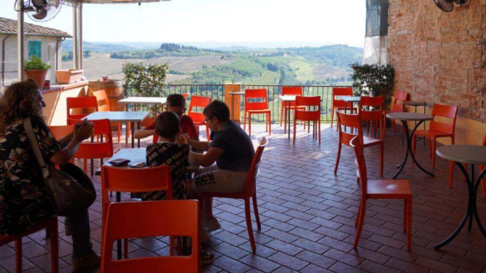 Un caffè o un aperitivo ammirando le Serre: così La Terrazza incanta turisti e pecciolesi
