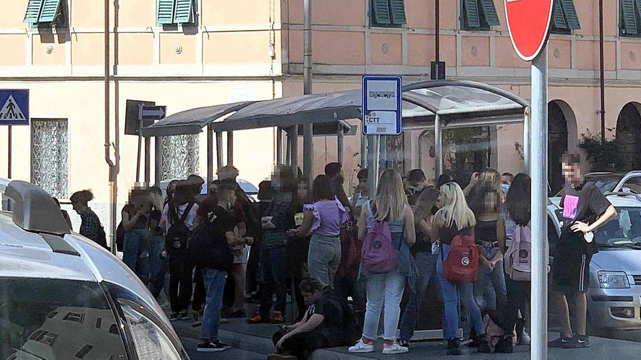 «Alla fermata del bus i ragazzi sono tutti senza mascherina»