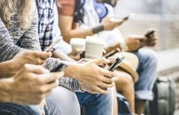 I genitori le tolgono il cellulare, minaccia di buttarsi giù da una finestra 