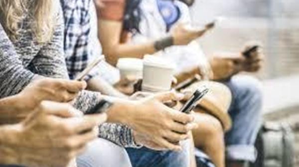 I genitori le tolgono il cellulare, minaccia di buttarsi giù da una finestra