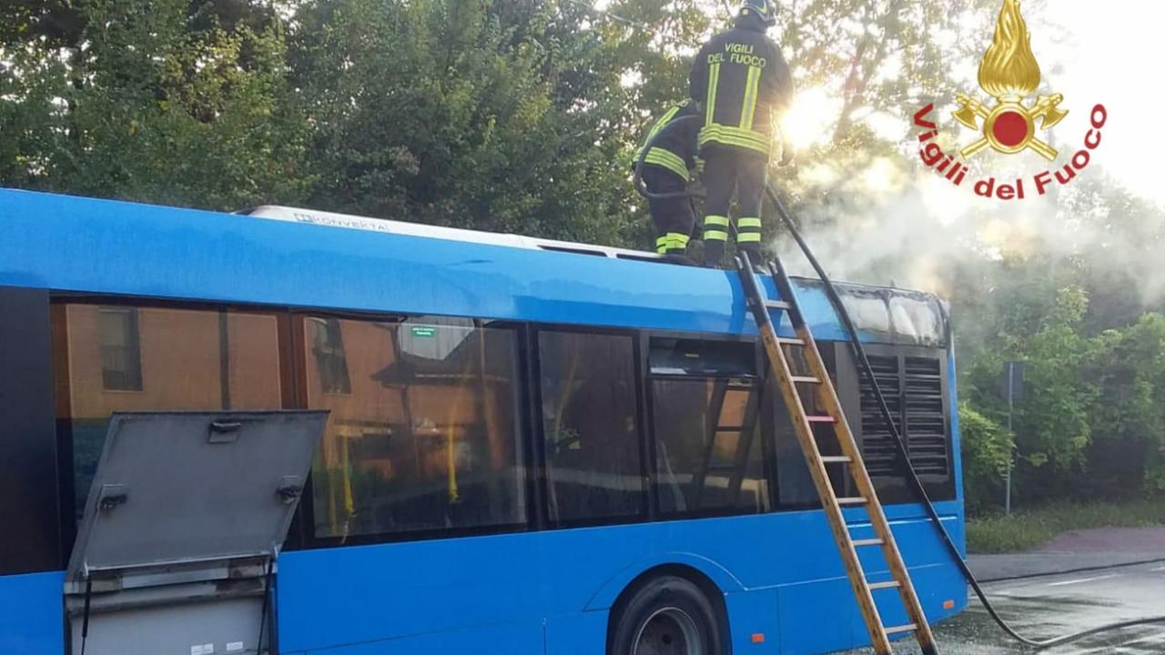 ll bus Seta che trasporta studenti andato a fuoco in via Roma