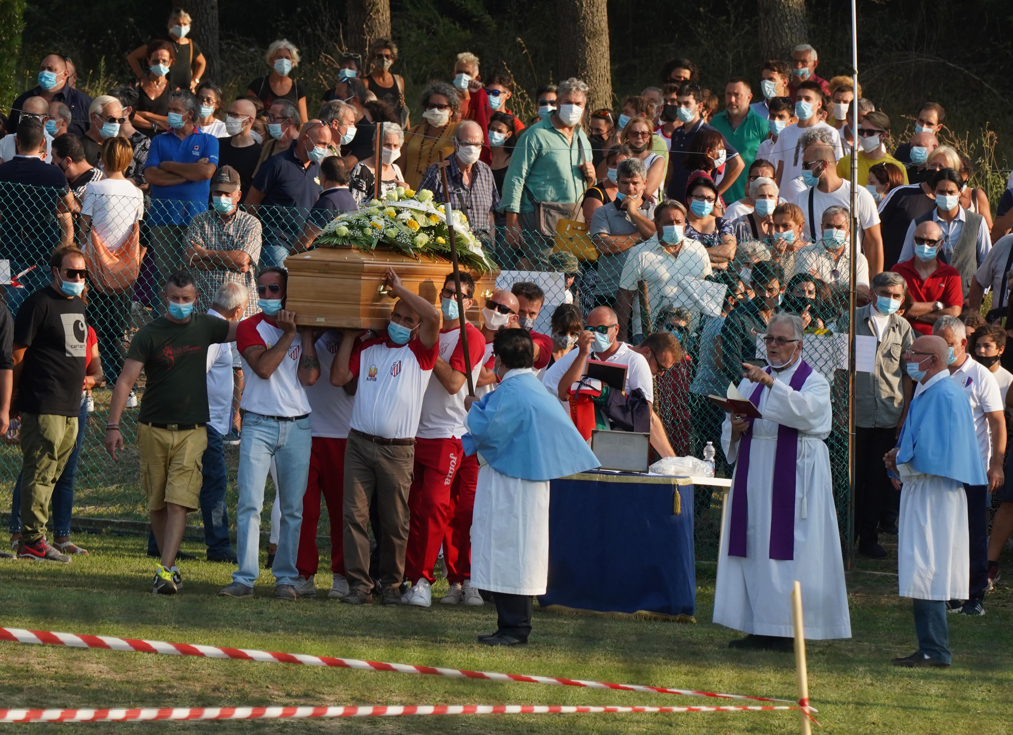 Morto in Fi-Pi-Li, la bara al centro del campo per l’addio a Pietro - Foto 