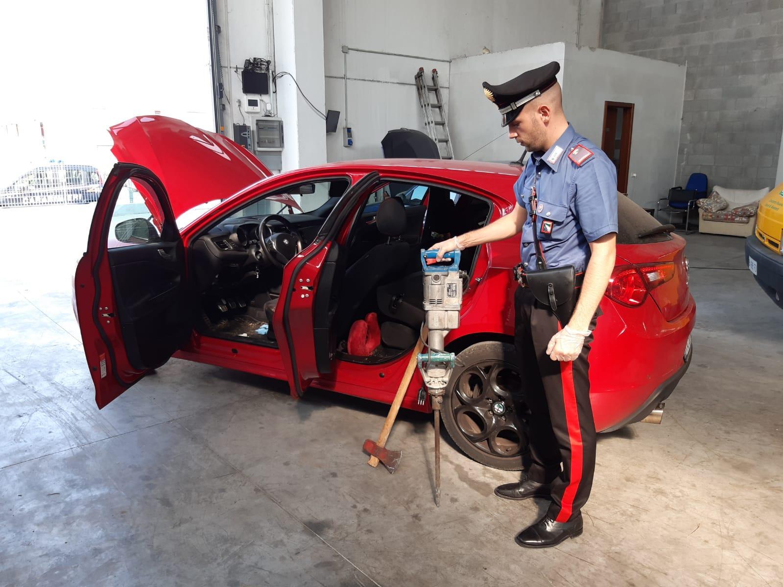 Un carabinieri mostra parte dell'attrezzatura da scasso sequestrata dentro la Giuletta usata dalla banda