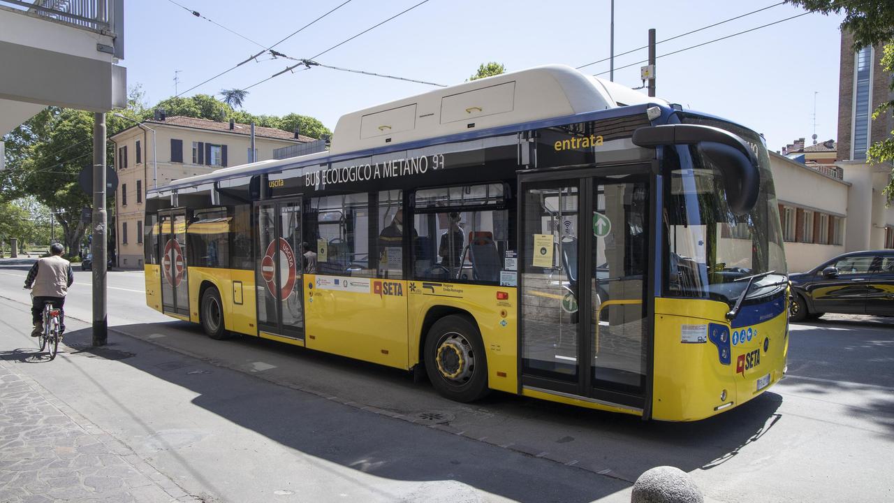 Modena, principio di incendio a un bus Seta