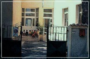 La denuncia di una mamma: «A 3 anni primo giorno d’asilo senza fare l’inserimento» 