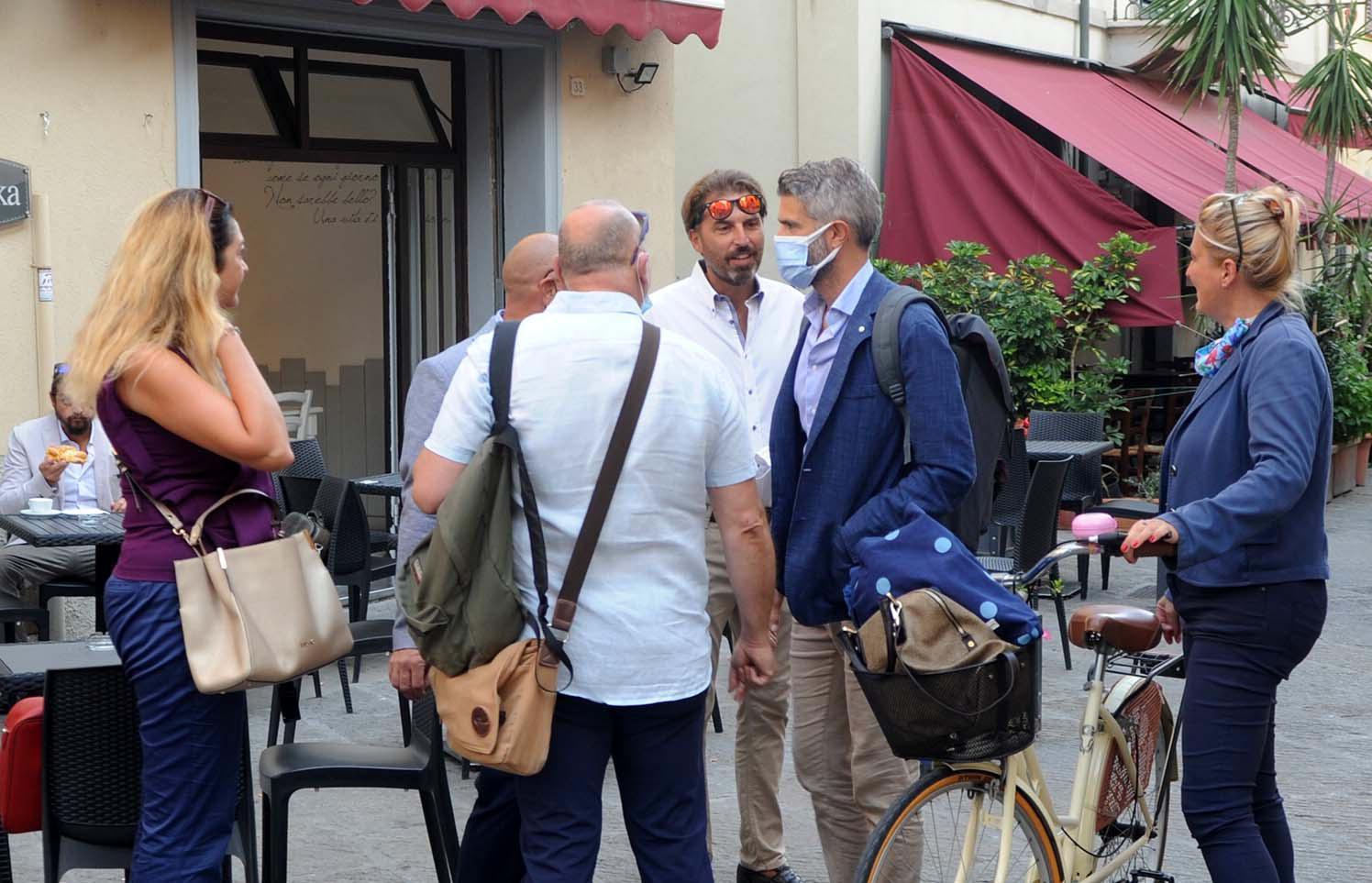 Il sindaco Ferrari con alcuni consiglieri di maggioranza all'ingresso del Consiglio