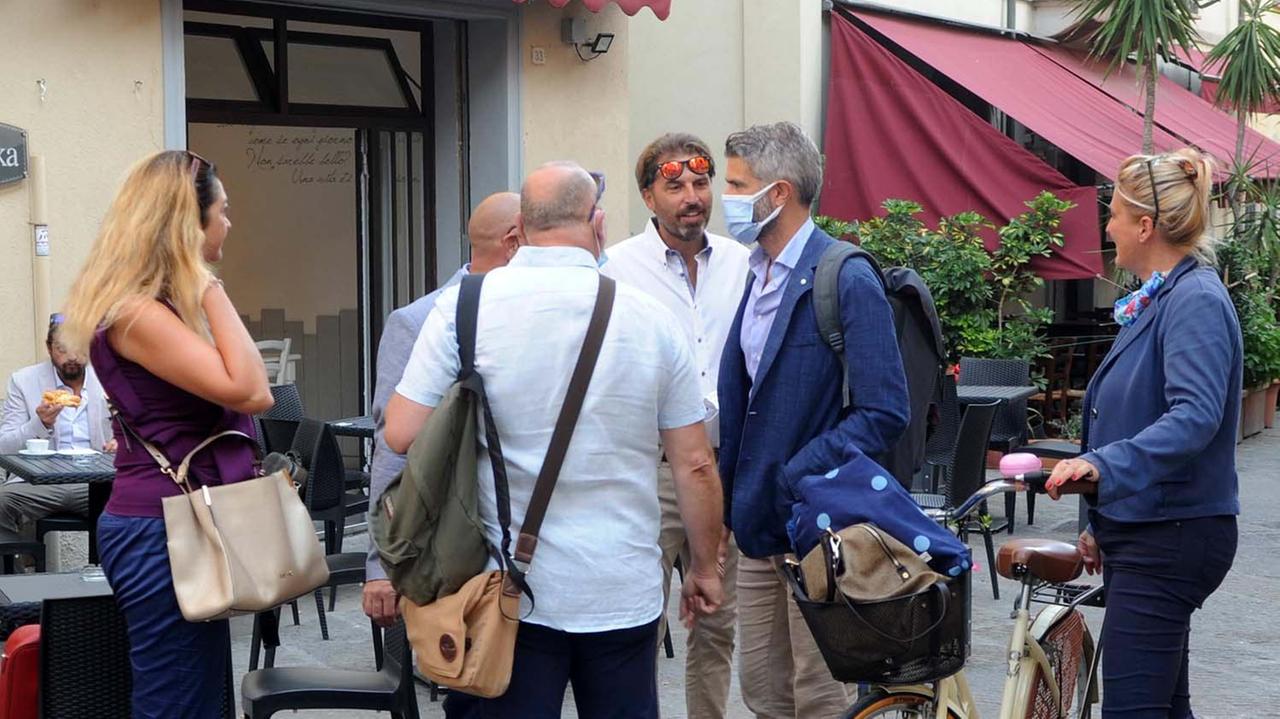Il sindaco Ferrari con alcuni consiglieri di maggioranza all'ingresso del Consiglio