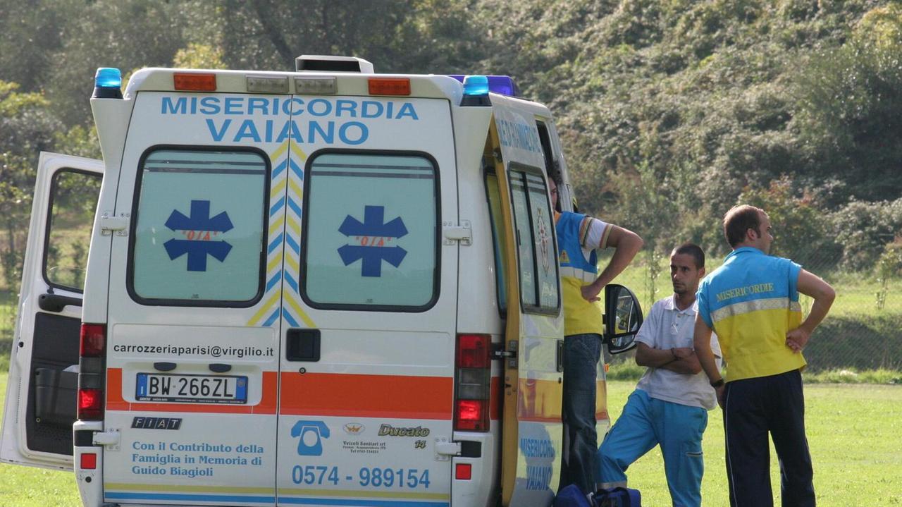 Un'ambulanza della Misericordia di Vaiano (foto d'archivio)