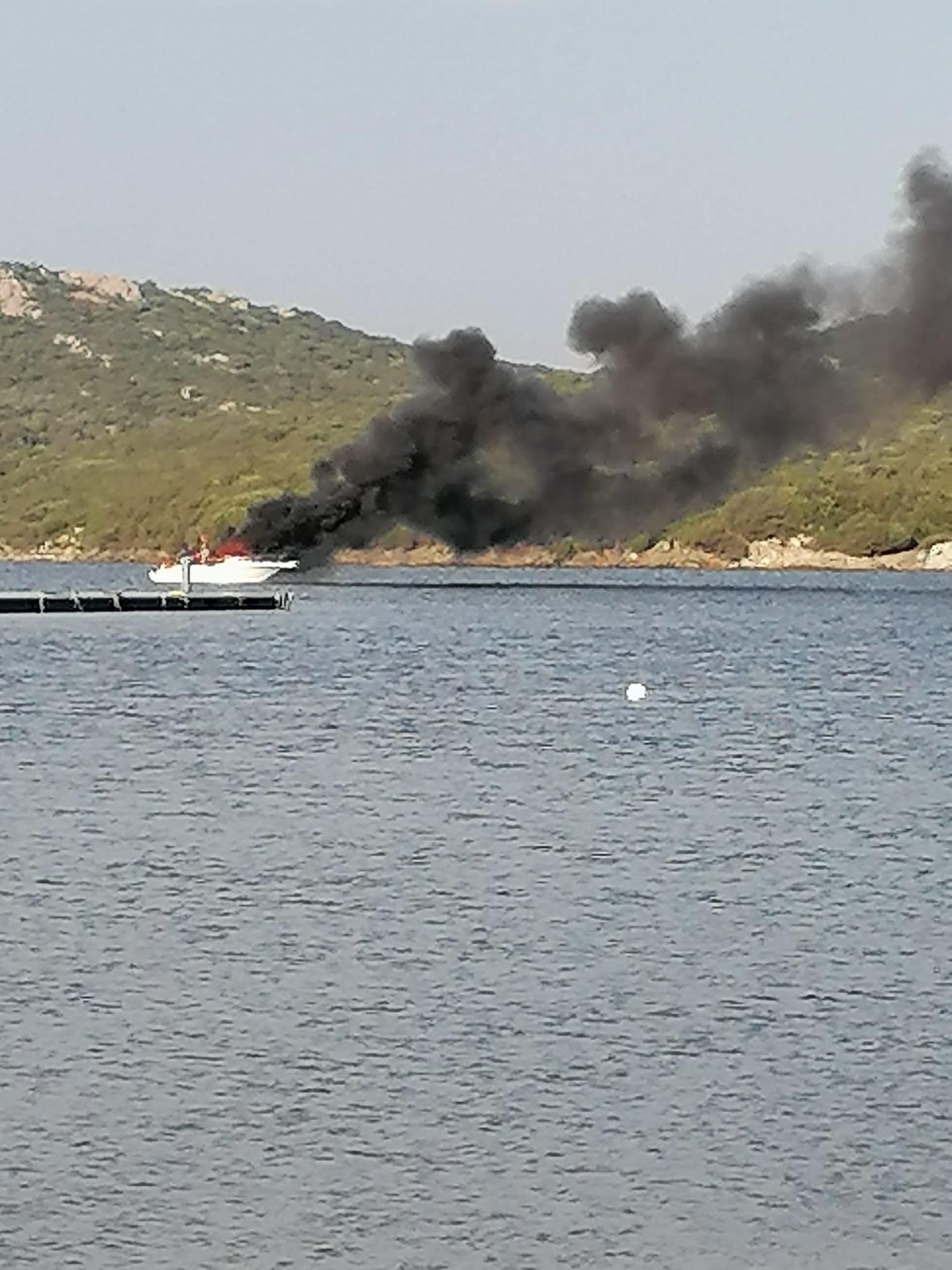 Santa Teresa, incendio a bordo di una barca a Porto Pozzo 