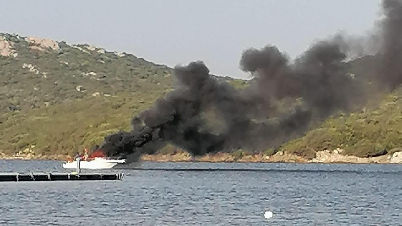 Santa Teresa, incendio a bordo di una barca a Porto Pozzo 