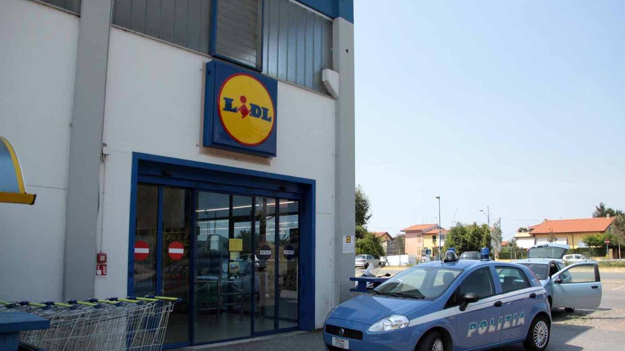 Un'auto della polizia fuori da un supermercato Lidl (foto d'archivio)