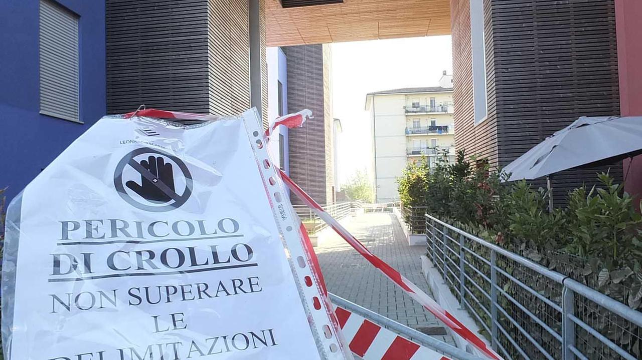 Uno dei cartelli che indicano le aree dichiarate inagibili del palazzo in via Fratelli Antoni (Foto Muzzi)