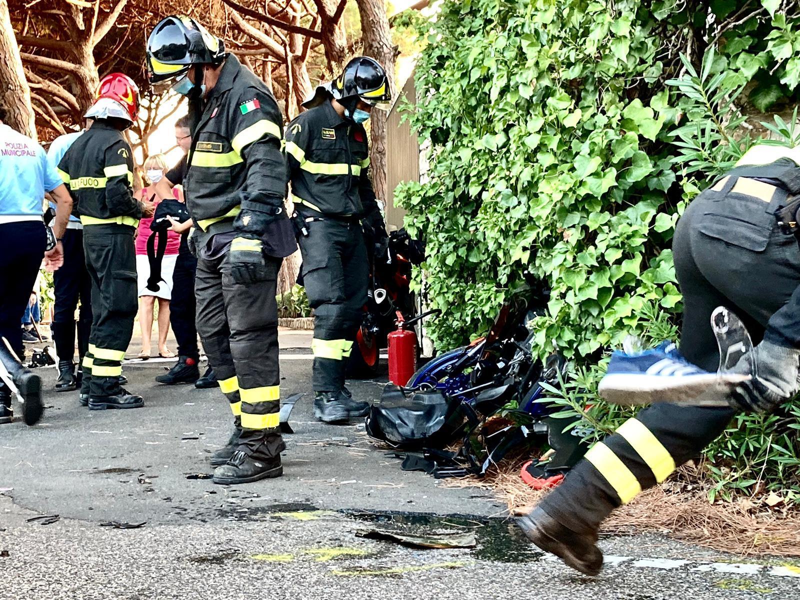 La moto distrutta dopo l'incidente (foto Dario Marzi)