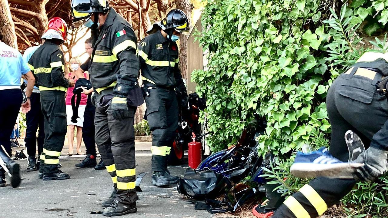 La moto distrutta dopo l'incidente (foto Dario Marzi)
