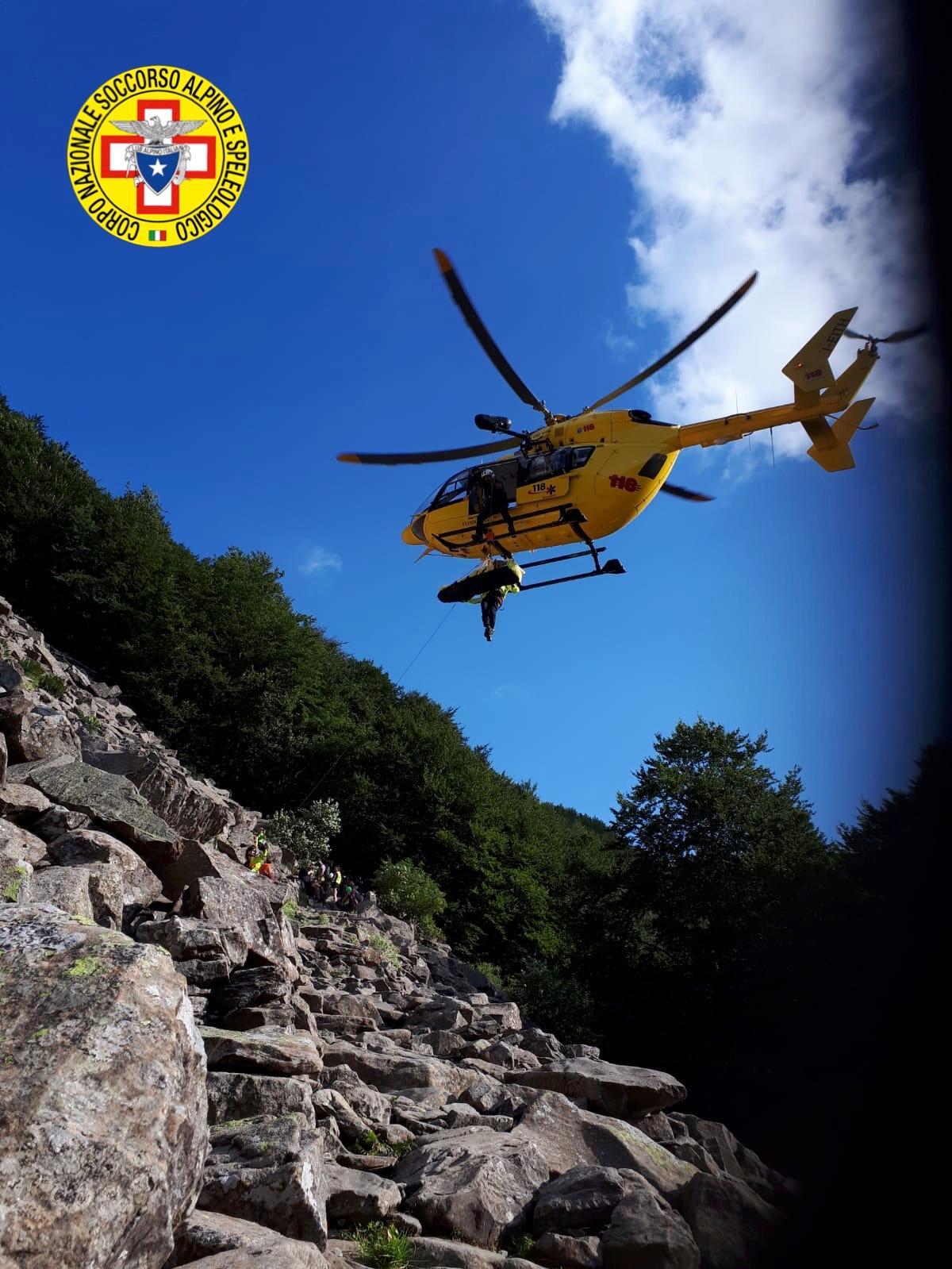 Modenese in gita sul Monte Nuda prova a fare una foto e precipita per 70 metri: è grave 
