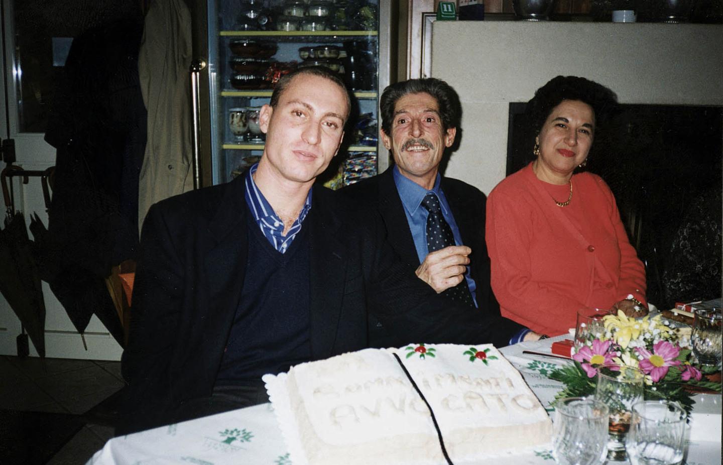 Emanuele Scieri con i genitori Corrado e Isabella Guarino