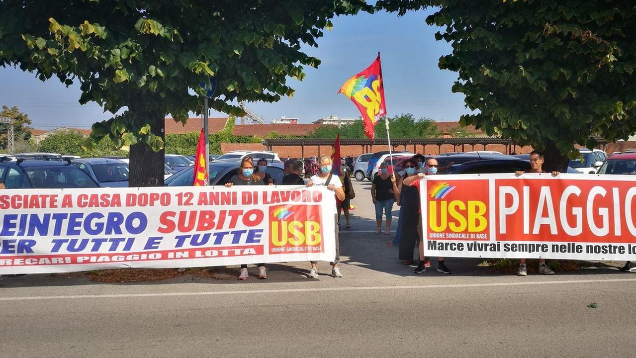 La manifestazione organizzata dall’Usb di fronte alla Piaggio a Pontedera