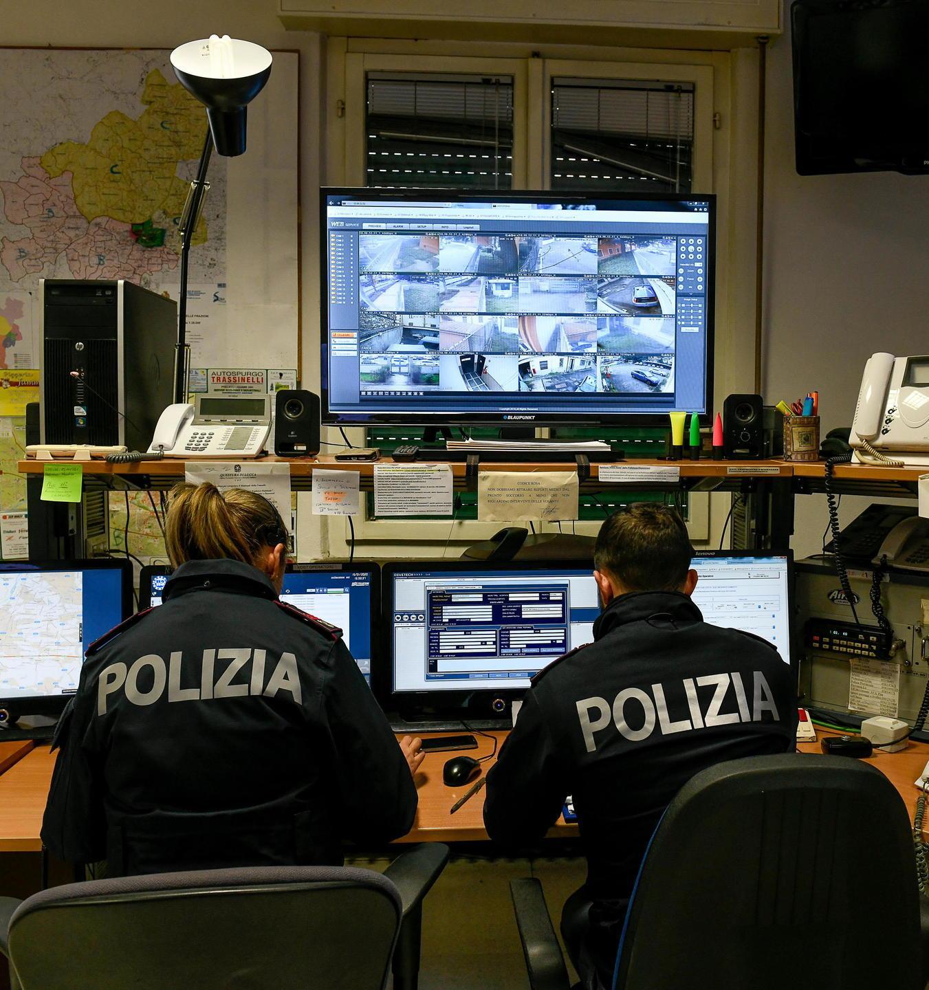 Ruba in un camper ma viene ripreso dalla telecamerina 