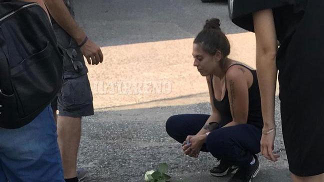 Muore a 4 anni investito dallo scuolabus, lo strazio della mamma: «Fatemi stare con lui»