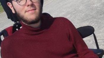 Una settimana di uffici per far votare Thomas, ragazzo in sedia a rotelle