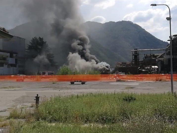 Nube nera dall’ex Alce per l’incendio di un silos 