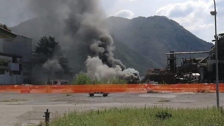 Nube nera dall’ex Alce per l’incendio di un silos