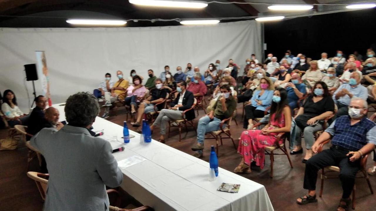 Sala gremita per il faccia a faccia