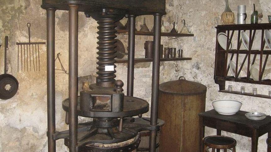 Torna a vivere l’antico frantoio Nuovo lastricato in due vie
