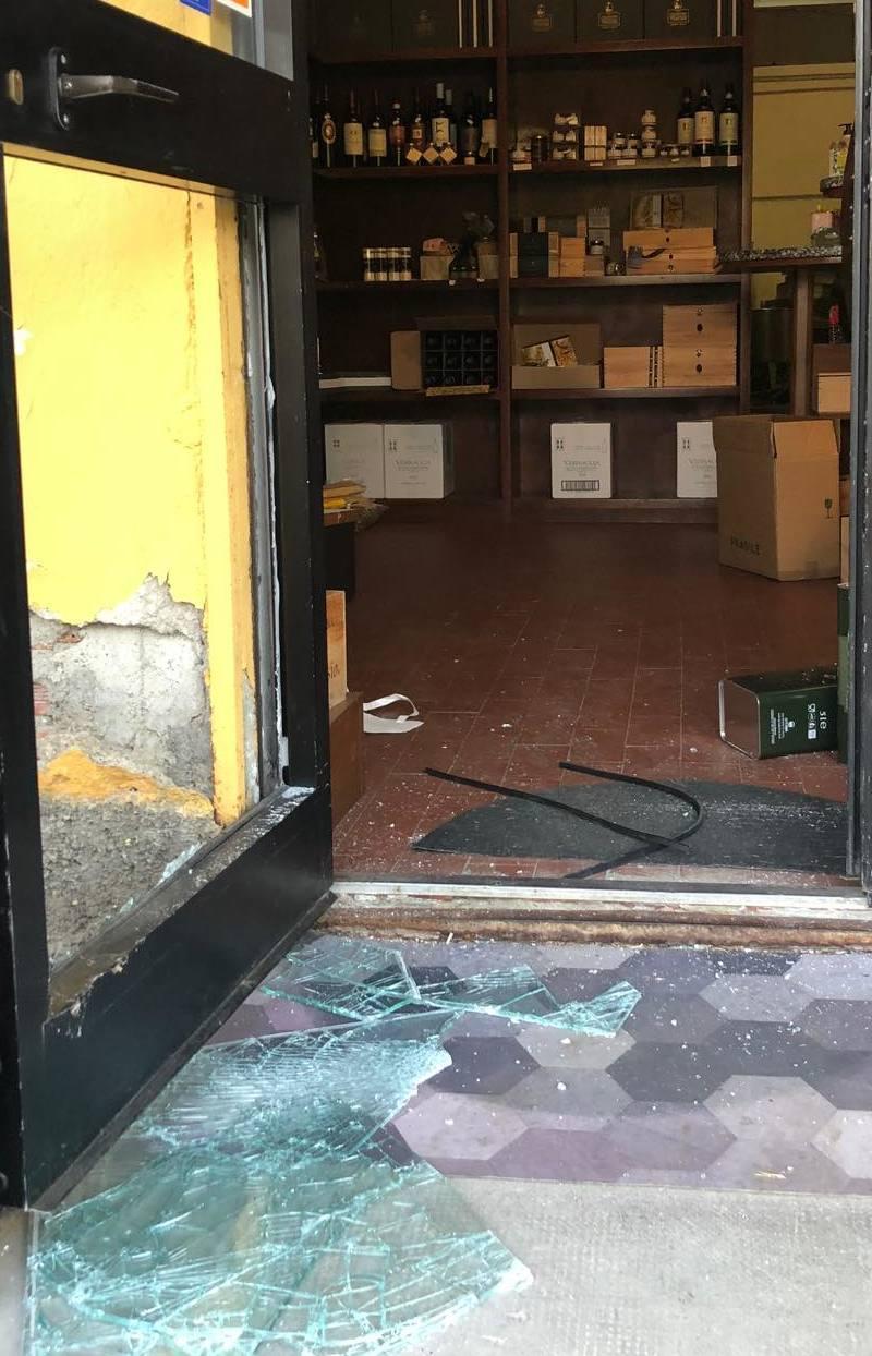 Rubano centinaia di confezioni d’olio